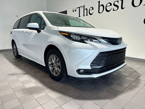 Used 2025 Toyota Sienna XLE AWD/4WD image 1