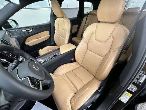Certified 2023 Volvo XC60 B6 Ultimate w/ Climate Package image 15