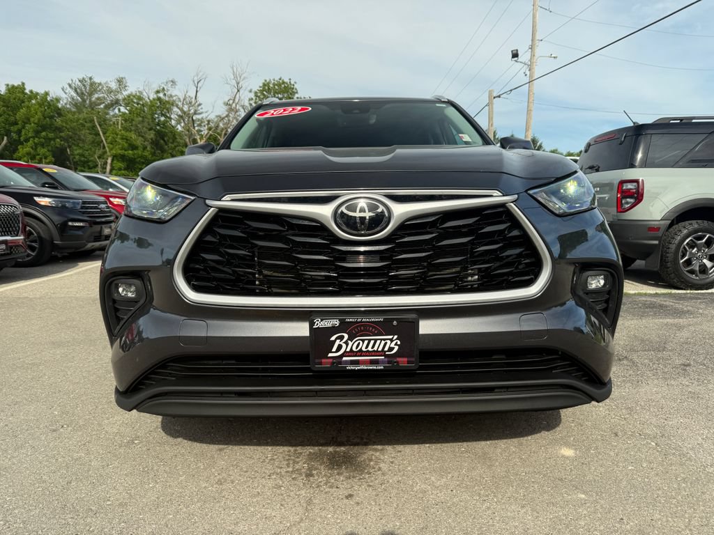 Used 2022 Toyota Highlander XLE AWD/4WD image 2