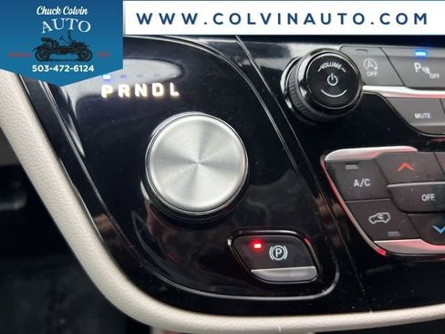 Used 2024 Chrysler Pacifica Touring-L image 23