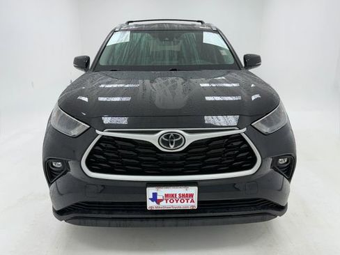 Used 2023 Toyota Highlander XLE FWD image 3