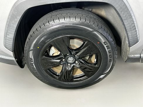 Used 2020 Toyota RAV4 XLE FWD image 11