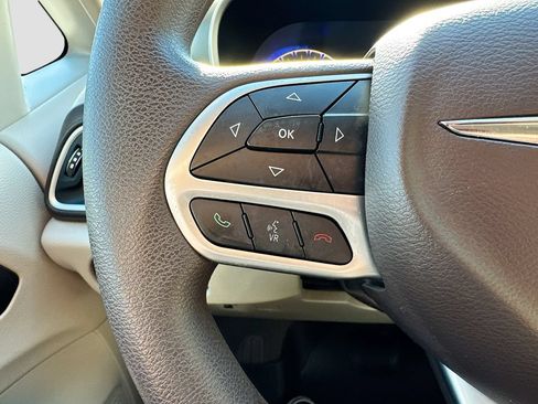 Used 2017 Chrysler Pacifica Touring FWD image 11