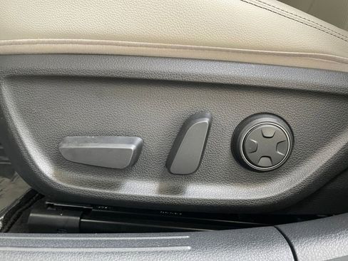 Used 2025 Genesis G70 2.5T image 23