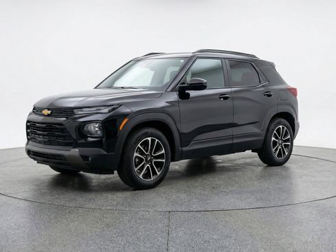 Used 2025 Chevrolet TrailBlazer LT FWD image 3