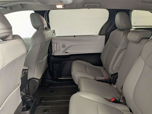 Used 2025 Toyota Sienna XLE w/ XLE Plus Package FWD image 34
