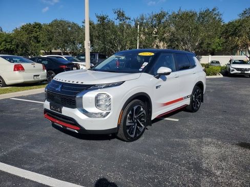 Used 2024 Mitsubishi Outlander SE image 2