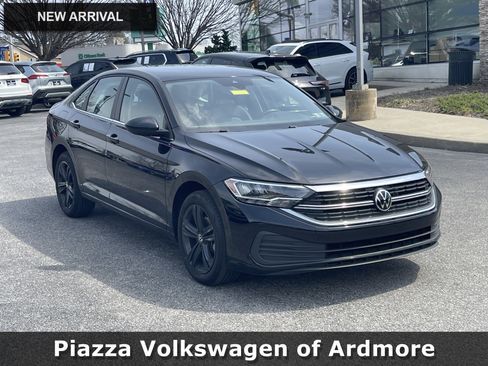 Used 2023 Volkswagen Jetta SE image 1