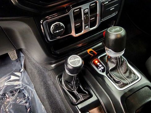 Used 2022 Jeep Wrangler Unlimited Sahara w/ Cold Weather Group AWD/4WD image 16