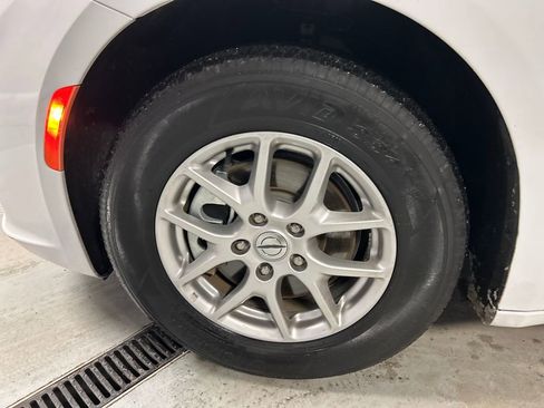 Used 2024 Chrysler Pacifica Touring-L image 9