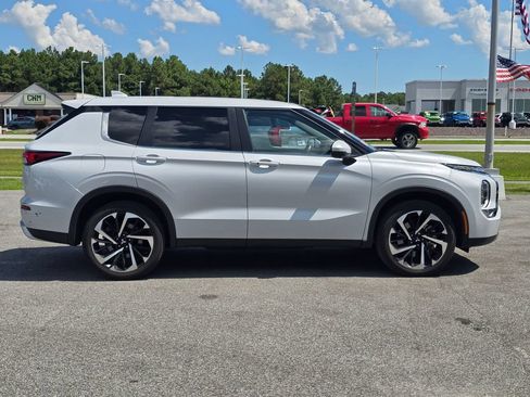 Used 2024 Mitsubishi Outlander SE FWD image 2