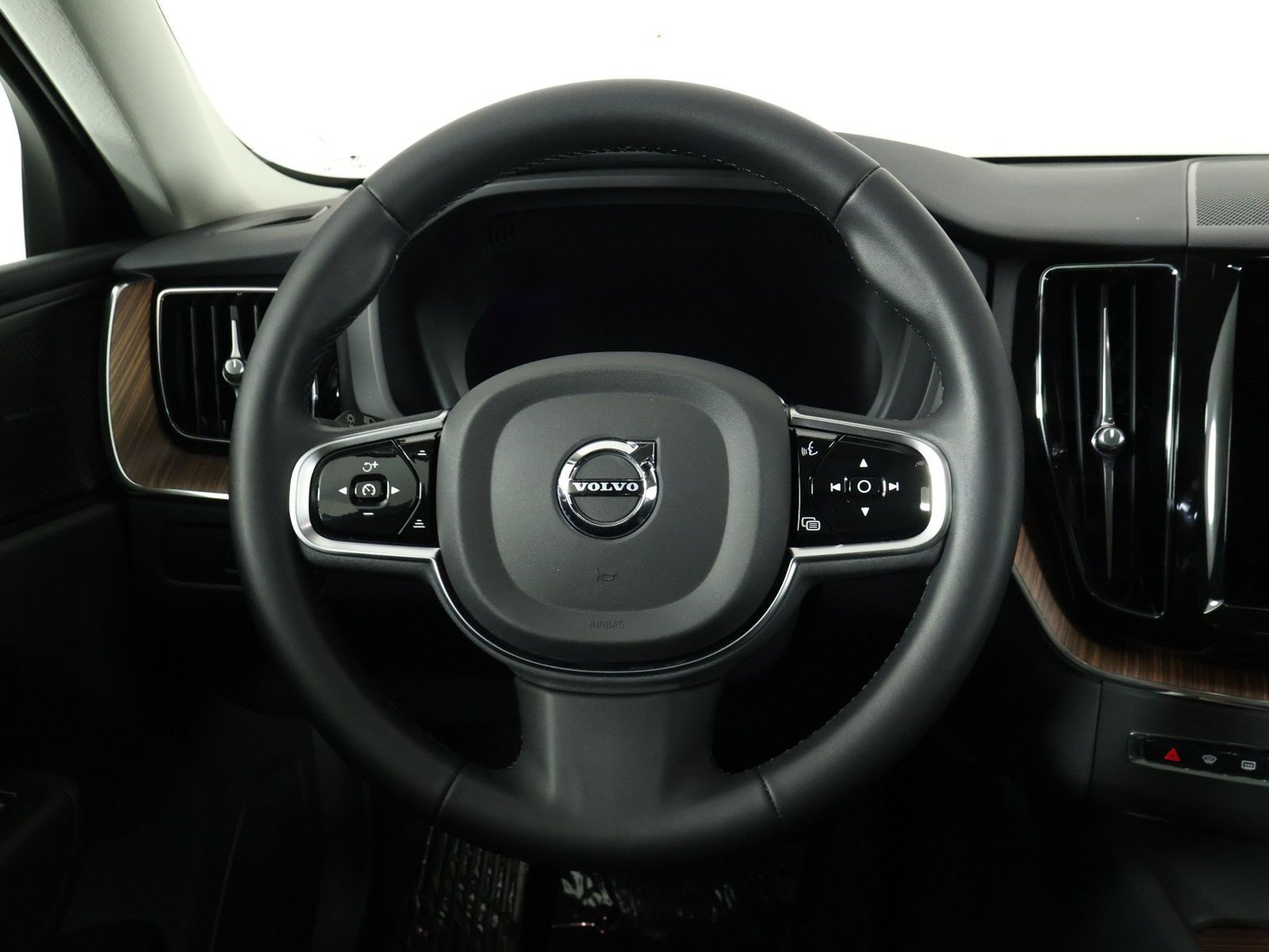 Certified 2023 Volvo XC60 T8 Plus AWD/4WD image 8
