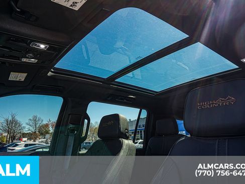 Used 2025 Chevrolet Suburban High Country AWD/4WD image 38
