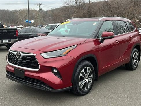 Certified 2023 Toyota Highlander XLE image 3