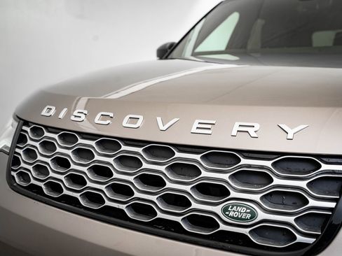 Certified 2024 Land Rover Discovery Metropolitan Edition image 3