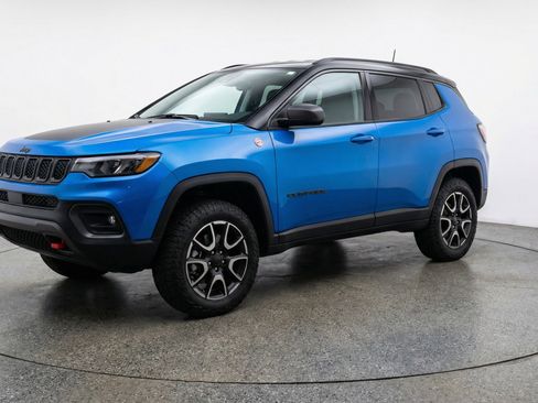 Used 2025 Jeep Compass Trailhawk w/ Trailer Tow Group AWD/4WD image 3
