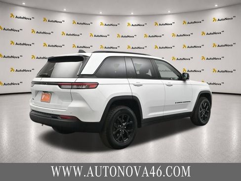 Used 2025 Jeep Grand Cherokee Altitude AWD/4WD image 9