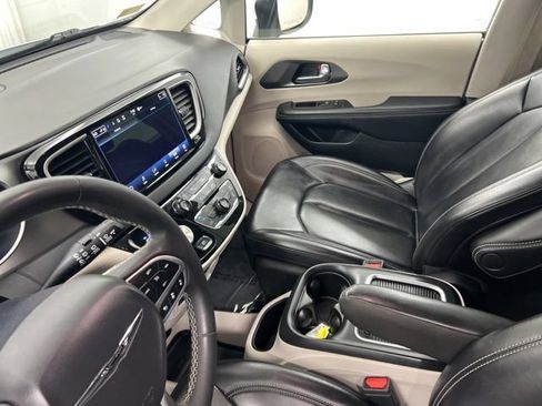Used 2023 Chrysler Pacifica Touring-L FWD image 22