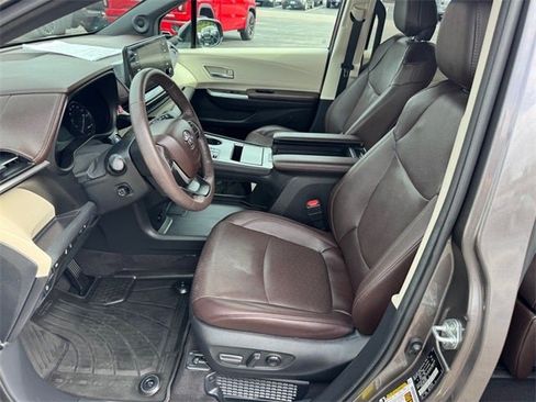 Certified 2023 Toyota Sienna Platinum image 9