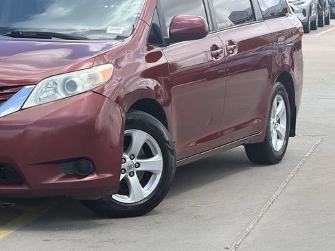 Used 2017 Toyota Sienna LE FWD image 3