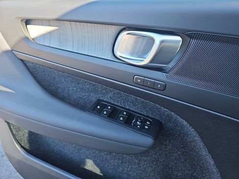 Used 2025 Volvo XC40 B5 Plus image 33