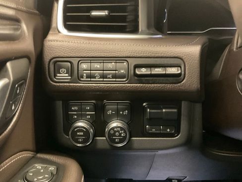 Used 2024 GMC Yukon Denali w/ Denali Reserve Package AWD/4WD image 12