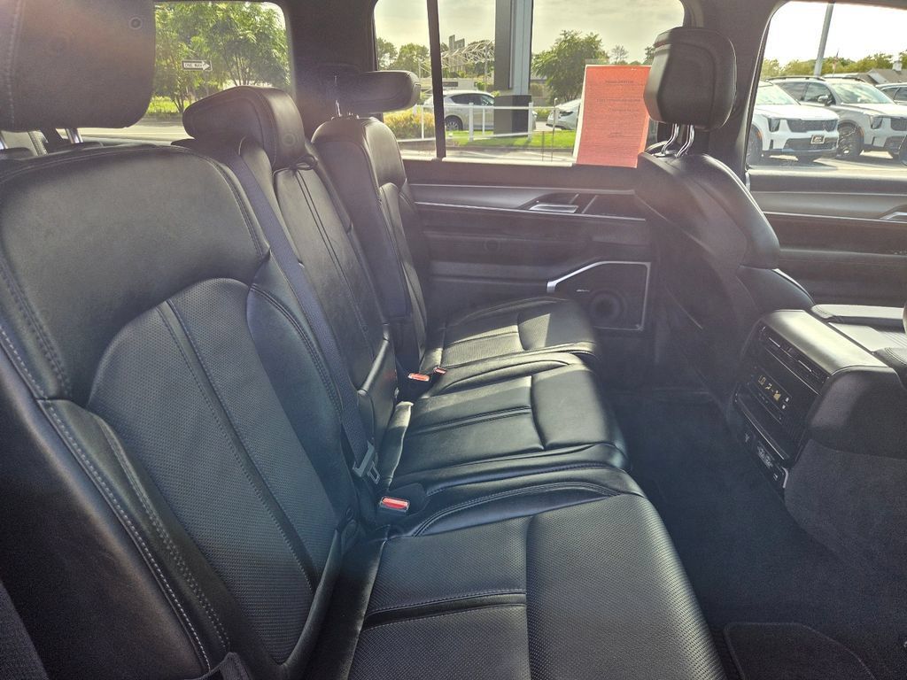 Used 2025 Jeep Wagoneer L Series II w/ 8-pass Seating Package AWD/4WD image 29