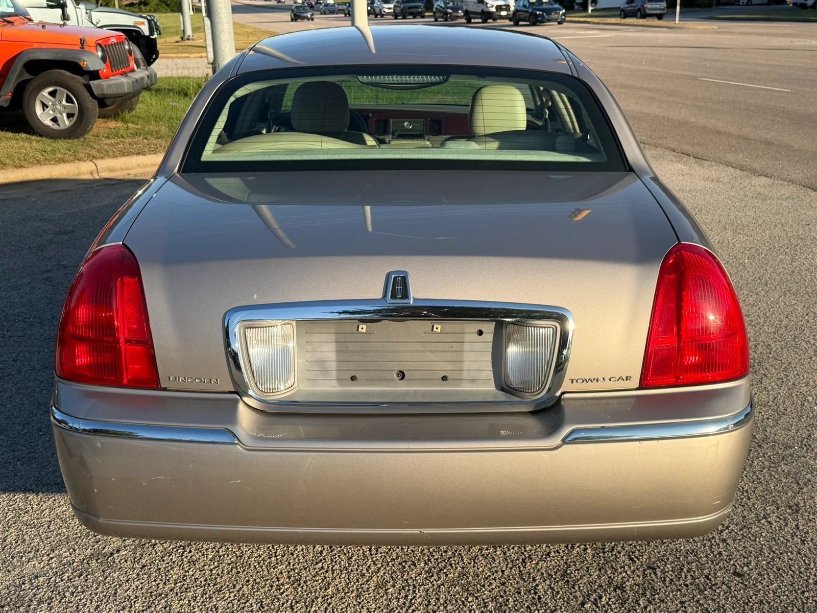 Used 2003 Lincoln Town Car Executive RWD image 4