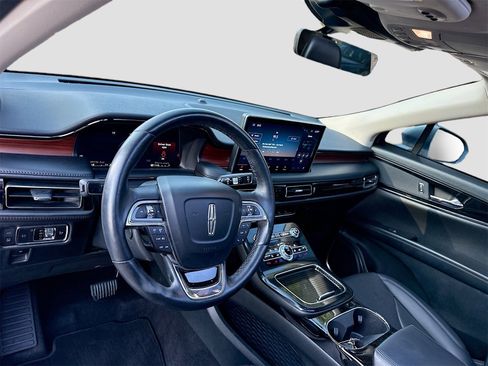 Used 2023 Lincoln Nautilus Reserve image 9