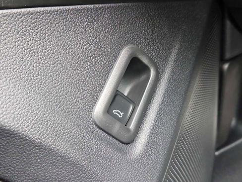 New 2025 Volkswagen Tiguan SE R-Line image 18