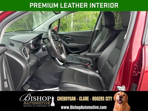 Used 2021 Chevrolet Trax LT w/ Premium Seat Package FWD image 5