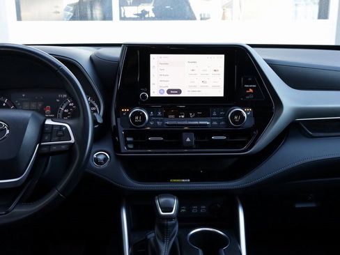 Certified 2023 Toyota Highlander XLE image 37