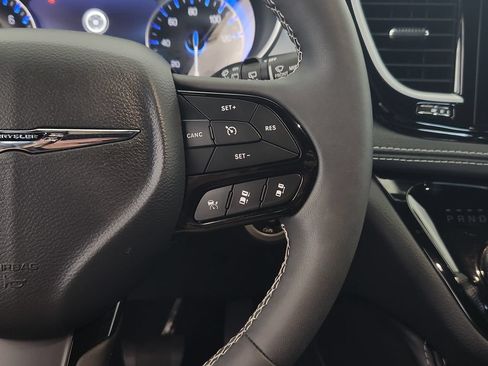 Used 2025 Chrysler Pacifica Limited AWD/4WD image 26
