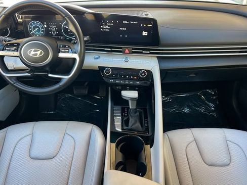 Certified 2025 Hyundai Elantra Limited FWD image 17