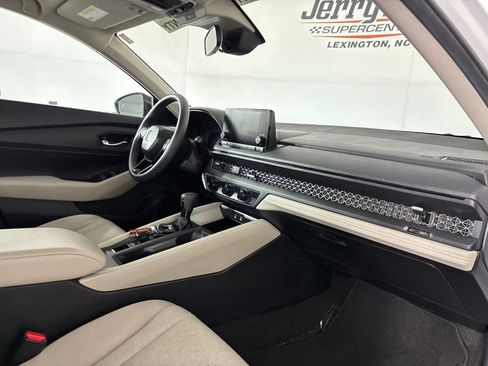 Used 2025 Honda Accord SE image 27