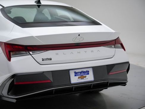 Used 2025 Hyundai Elantra SEL image 4