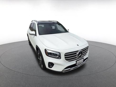 Used 2025 Mercedes-Benz GLB 250 4MATIC image 3