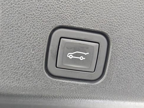 Used 2024 Chevrolet Traverse LT image 19