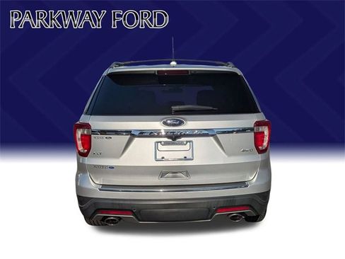 Used 2018 Ford Explorer XLT w/ Equipment Group 202A image 6