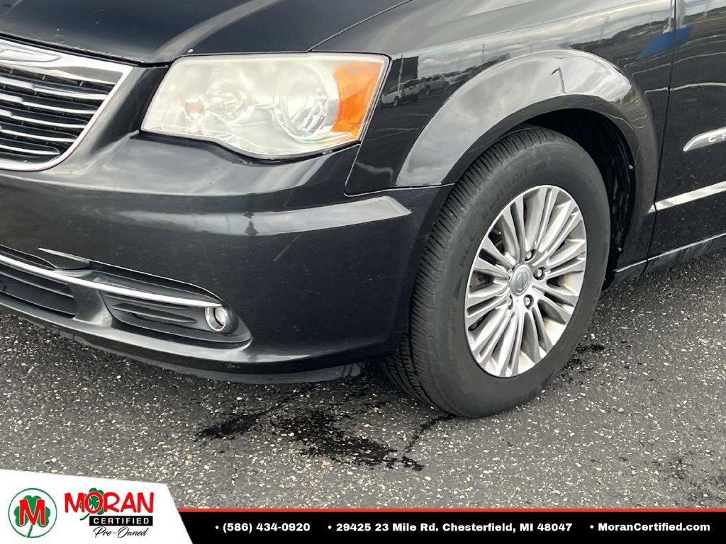 Used 2014 Chrysler Town & Country Touring-L FWD image 8