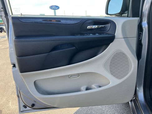 Used 2018 Dodge Grand Caravan SE w/ UConnect Hands-Free Group image 11