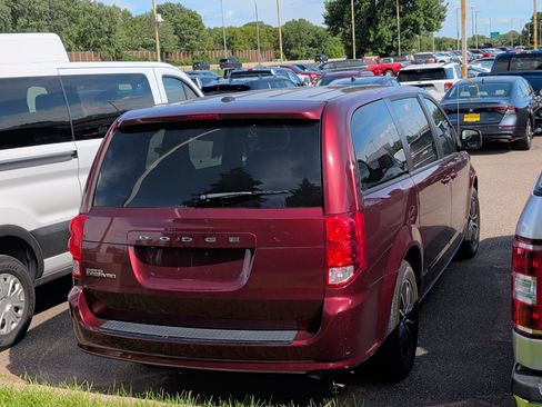 Used 2018 Dodge Grand Caravan SE FWD image 4