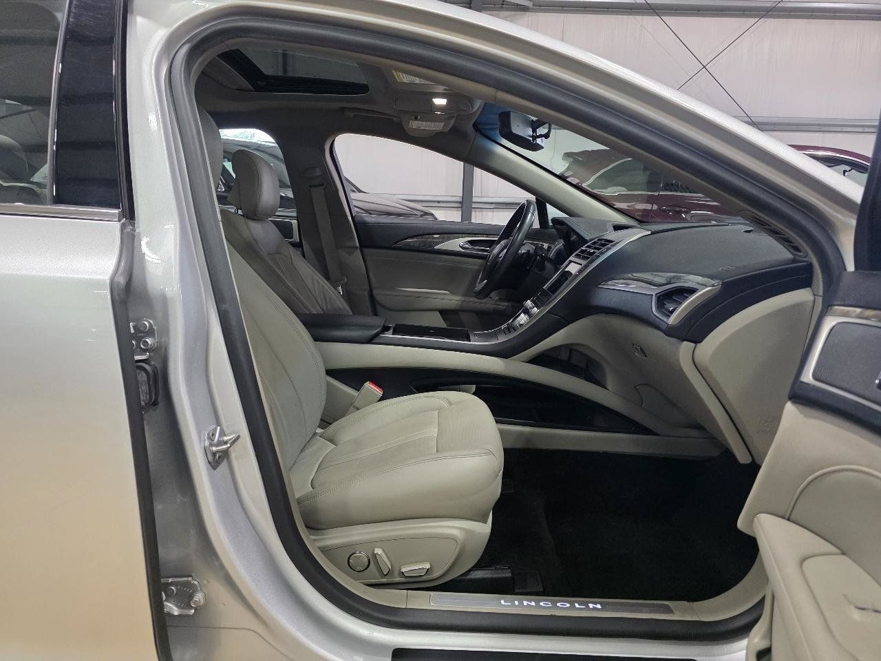 Used 2017 Lincoln MKZ Reserve FWD image 21