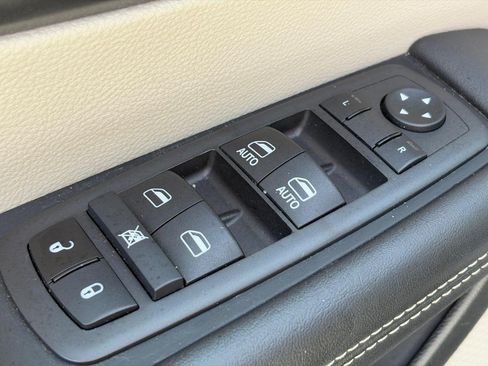 Used 2024 Chrysler Pacifica Touring-L FWD image 24