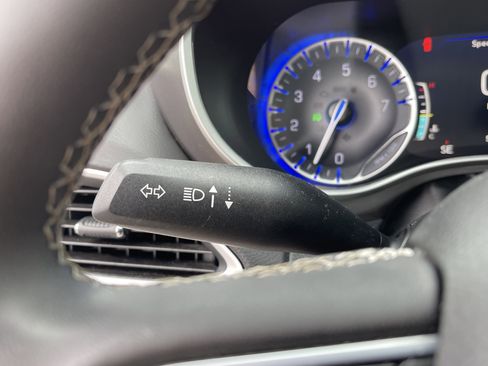 Used 2024 Chrysler Pacifica Touring-L image 21