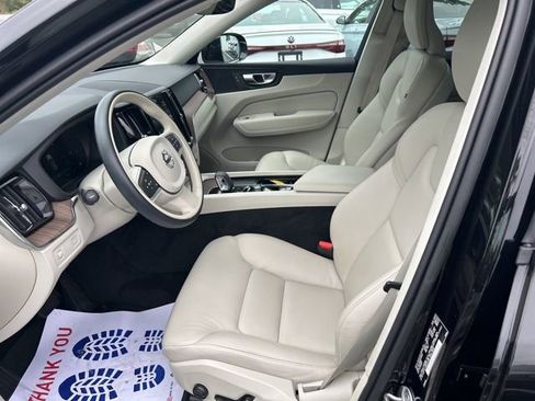 Used 2022 Volvo XC60 B5 Momentum w/ Climate Package image 7