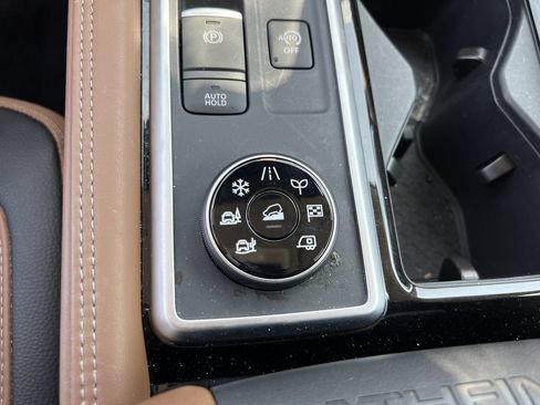 Used 2025 Nissan Pathfinder Platinum AWD/4WD image 10