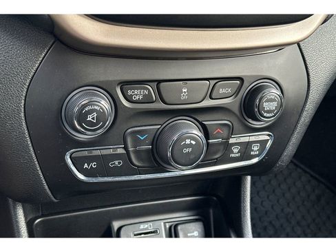 Used 2017 Jeep Cherokee Latitude w/ True North Edition image 22