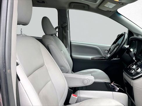 Used 2015 Toyota Sienna XLE MOBILITY VAN image 29