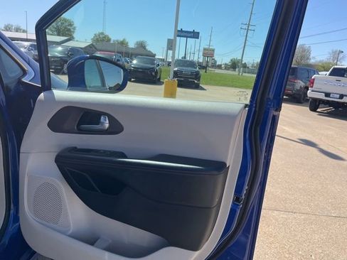 Used 2018 Chrysler Pacifica Touring Plus w/ Tire & Wheel Group FWD image 17